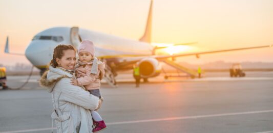 Cómo viajar con un bebé en avión