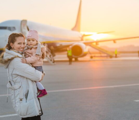 Cómo viajar con un bebé en avión