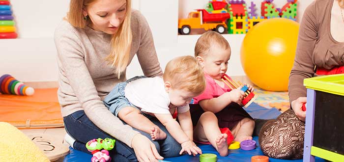 Padres jugando con sus hijos